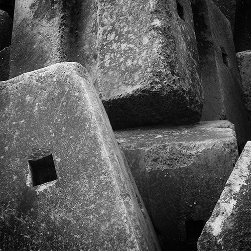 abstract photography, black and white, abstract, photo, concrete, concrete blocks, sea blocks, fotografia abstracta, blocos de betão, blocos, betao, blocos de cais, mar, ruimnm, preto e branco, abstracto, fotografia