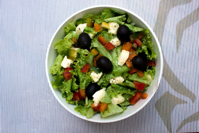 A bowl of green leafy salad