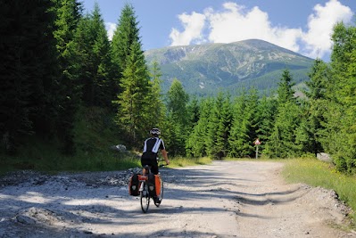 Schlechter Asphalt im Anstieg zum Groapa Seaca Pass