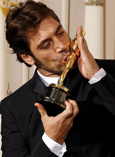 Javier Bardem besando el Óscar recibido