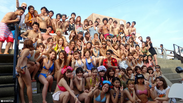 making many new friends at Enoshima Beach in Japan in Fujisawa, Japan 