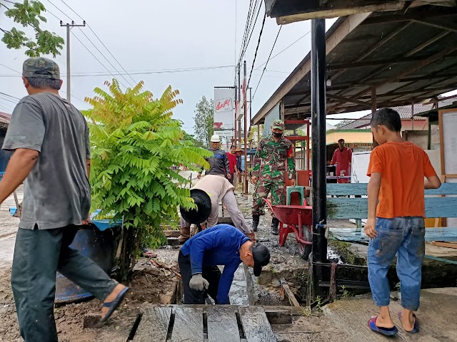 Antisipasi Banjir Ditengah Tingginya Curah Hujan Babinsa Dan Warga Bergotong Royong