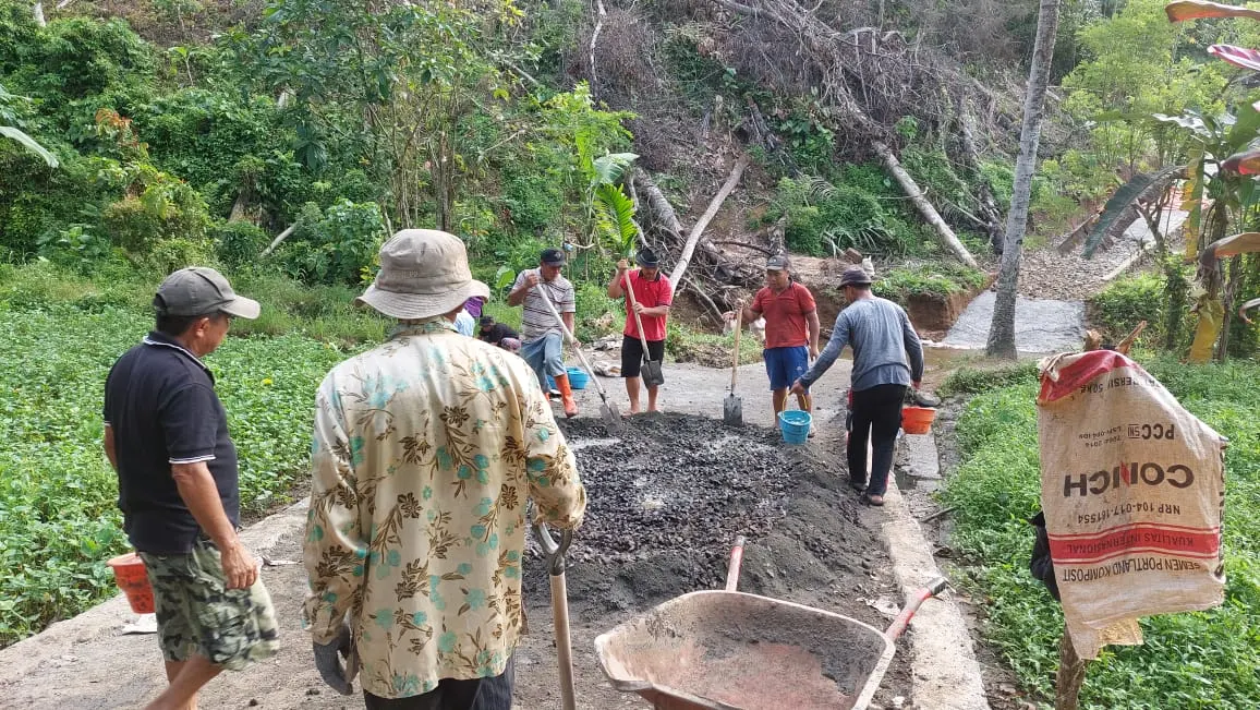 Rabat Beton Jalan pekuburan Desa Moreah. (Foto Billy Lumintang/indimanado.com)