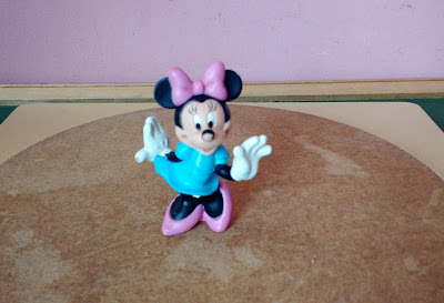 Miniatura de vinil Minnie de vestido azul Disney - 8cm de altura - tem um nome ilegível na sola do sapato R$ 8,00