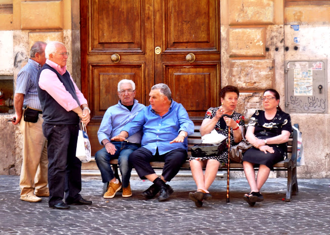 The lively locals at the Campo di fiori market 