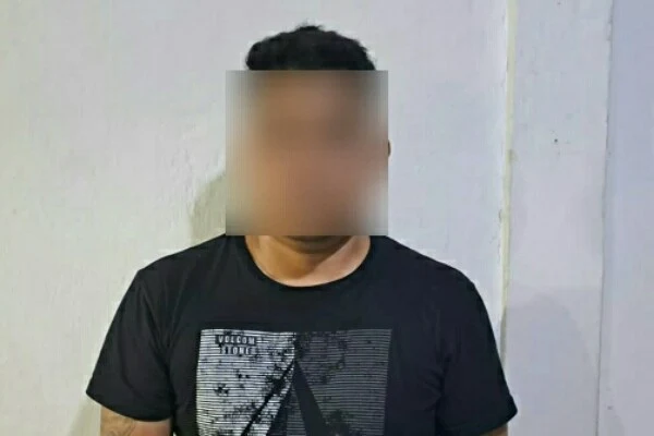 Pria berinisial SS (30) warga Kabupaten Minahasa Utara (Minut) terpaksa diamankan di Kantor Polres Bitung. ia diduga telah melakukan penganiayaan dengan menggunakan senjata tajam jenis parang terhadap Alvi Kambey. (Foto istimewa)