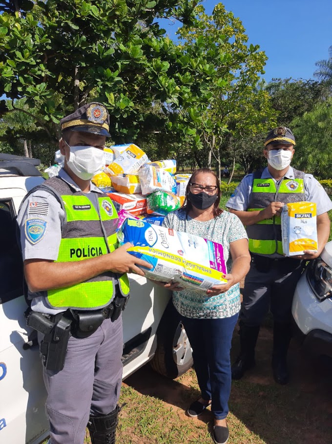 PM Rodoviária faz entrega de fraldas geriátricas recebidas durante a Campanha Natal Iluminado