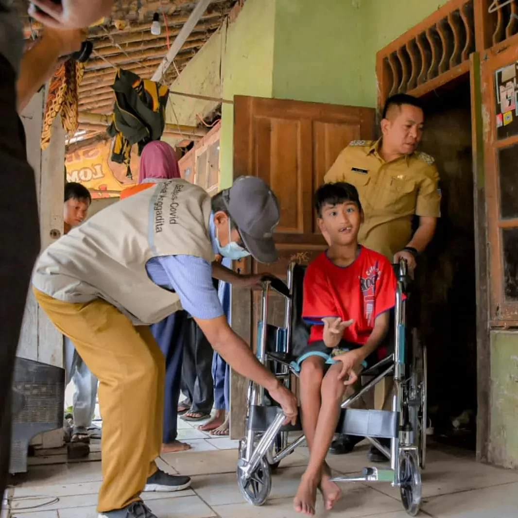 Wabup Aep Silaturahmi dan Memberikan Bantuan Kepada Masyarakat Desa Anggadita