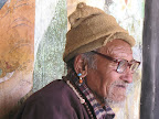 alter mann beim klosterfest in karsha