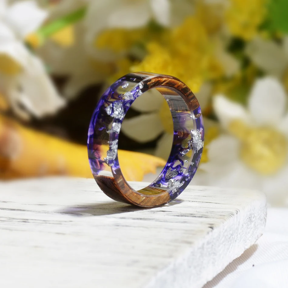 Bague en résine et bois pour le commerce transfrontalier. DIY avec fleurs séchées et époxy. Bague faite main unique.