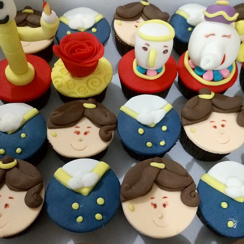 DOLORES DOCES E SALGADOS POR ENCOMENDA: Bolo e mini cupcakes