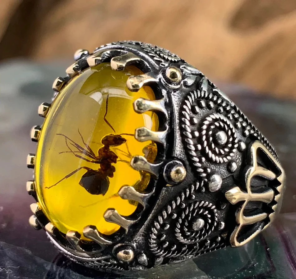 Bague Homme Rétro Bicolore Personnalisée Créez un style unique avec cette bague sur mesure, au design vintage et bicolore, parfaite pour les hommes.