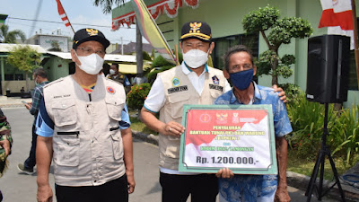 Bupati Lamongan Menyerahkan Bantuan Kepada Perwakilan Pedagang Kaki Lima dan Pemilik Warung di Halaman Makodim 0812