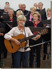 Boudewijn laat zingen: Boudewijn Knevels, 50 jaar dichter en schrijver. Jenny Vanherle zingt "De notenbalk der jaren.