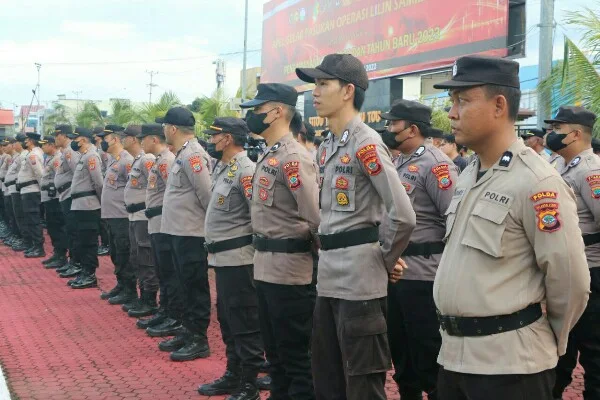 Sebanyak 1.137 personel Polda Sulut siap mengamankan perayaan ibadah malam Natal 25 Desember 2022. Kesiapan pengamanan ini dinyatakan dalam sebuah apel kesiapan, yang digelar di Mako Polda Sulut, Sabtu (24/12/2022) sore. (Foto istimewa)