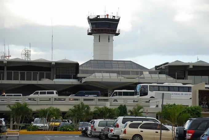 Asaltan a 4 personas en el parqueo del aeropuerto de Las Américas