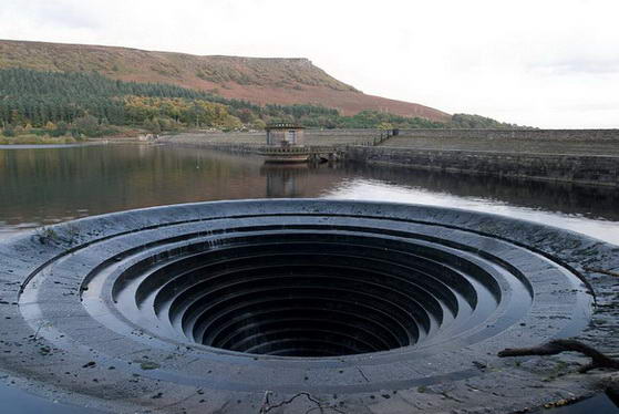 Spillway, Lubang Air Raksasa di Dalam Bendungan Hole-in-the-water-ladybower