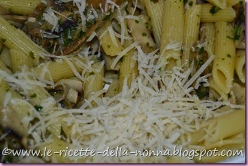 Penne ai funghi champignon, prezzemolo fresco e grana (6)