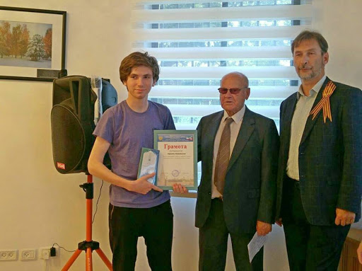 Консул Вадим Паньков и Моисей Габай вручают грамоты школьникам.jpg