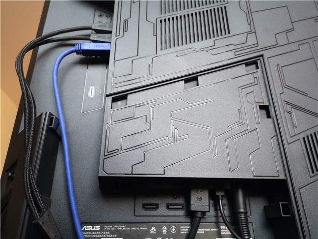 พอร์ตที่มีอยู่ที่ด้านหลังของ ASUS ROG Swift PG43U