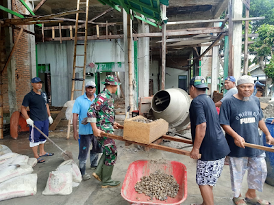 Melestarikan Budaya Gotong Royong, Anggota Satgas Arhanud 11/WBY Membantu Pengecoran Masjid Alhilal di Desa Kamal