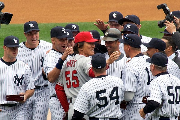 파일:attachment/800px-Matsui_greeted_by_Yankees_4-13-10_1.jpg