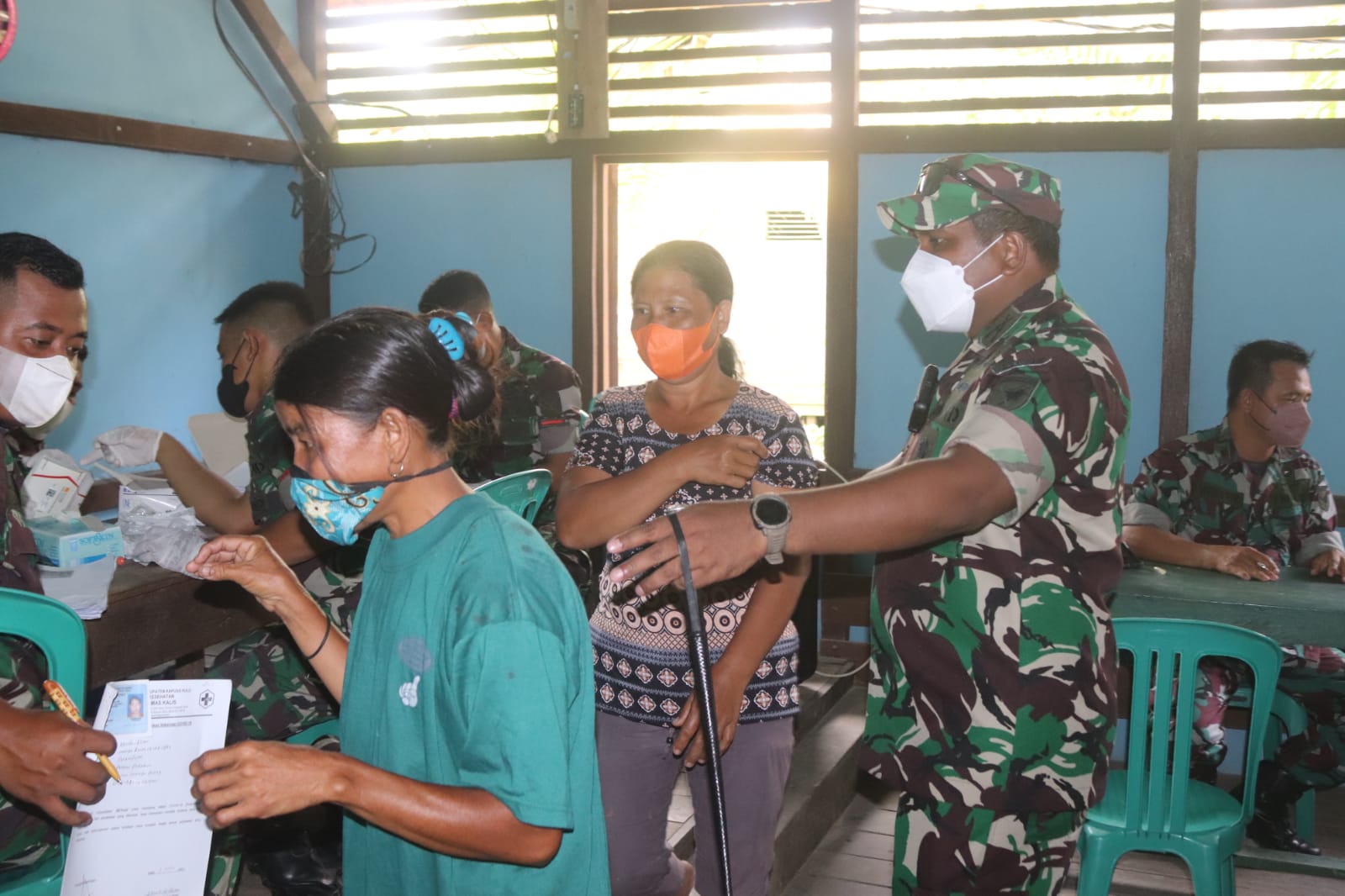 Kodim Putussibau Vaksinasi Warga Pedalaman Kapuas Hulu