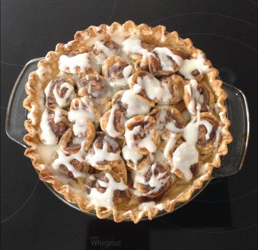 Delicious Cinnamon Roll creamy Apple Pie