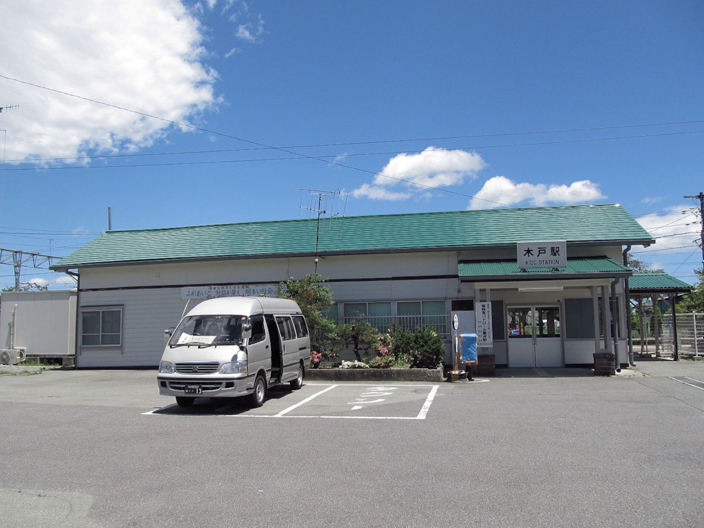 파일:external/upload.wikimedia.org/1280px-JREast-Joban-line-Kido-station-building-20140614.jpg