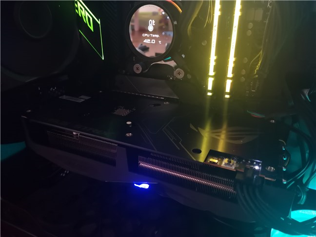 L'ASUS ROG Strix Radeon RX 5500 XT montato all'interno del nostro computer di prova