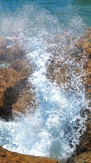 Small crashing wave on rocks