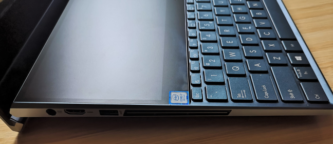 De poorten aan de linkerkant van de ASUS ZenBook Pro Duo