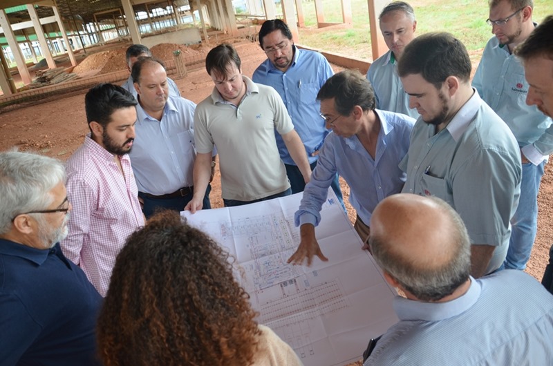 Equipe da Suinobrás e Prefeito participam de visita técnica nas obras frigorífico de Rosário Oeste