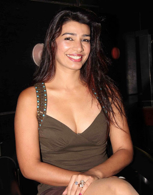 Photos  Mink Brar Hrishita Bhatt Supports Jeetu Singh For Guinness hot photos