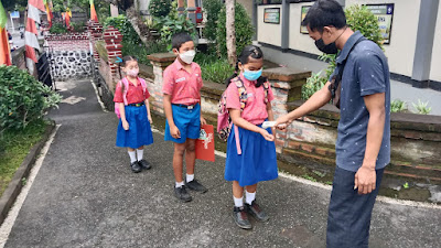 Pastikan Prokes Berjalan Baik , Bhabinkamtibmas Kelurahan Gianyar Lakukan Pengawasan.