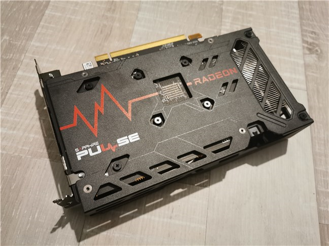 Sapphire Pulse AMD Radeon RX 6500 XT의 금속 백플레이트