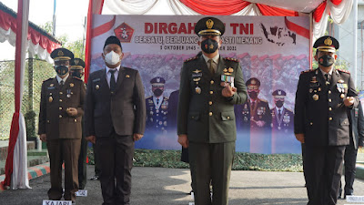  Kapolres Gresik AKBP Mochamad Nur Azis, S.H., S.I.K., M.Si., mengikuti upacara HUT TNI ke-76 secara virtual di Makodim 0817 