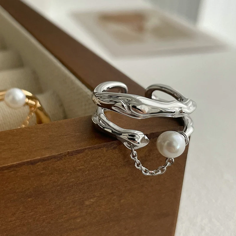 Bague ouverte chaîne polyvalente et pleine de personnalité. Le bijou parfait pour un look tendance et adaptable à toutes les tenues.