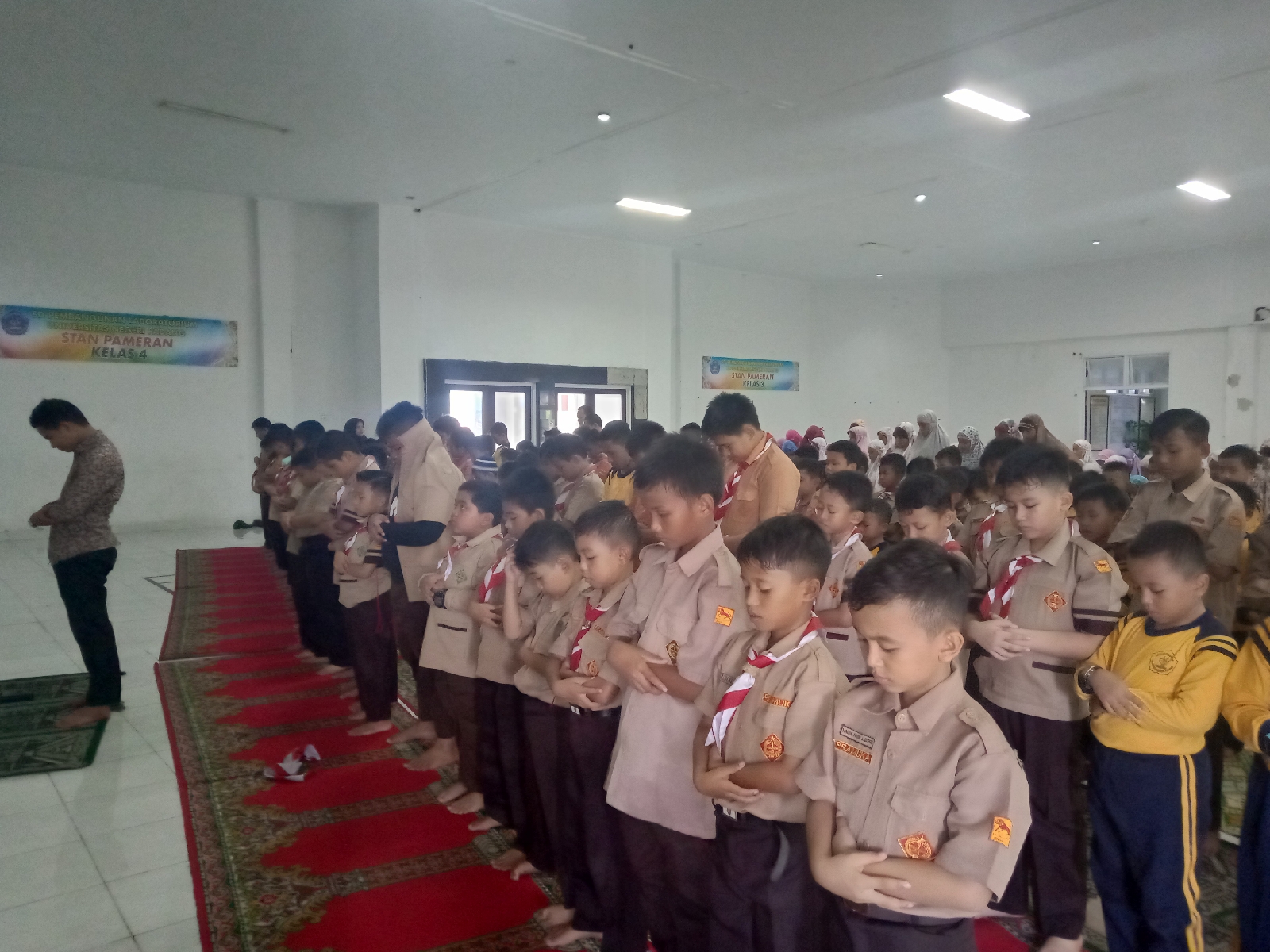 Shalat berjama'ah membentuk karakter religius.