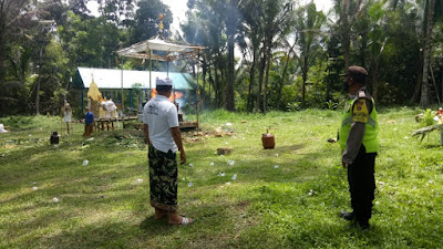 Bhabinkamtibmas bersama Babinsa   pantau pengabenan warga.