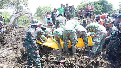 TNI Temukan Satu Lagi Korban Banjir Bandang