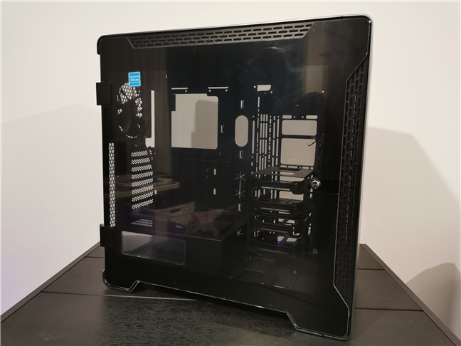 Thermaltake A700 TG è dotato di porte in vetro temperato su entrambi i lati