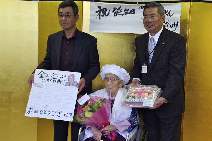 写真：長男・金山信幸さん（北竜土地改良区理事長）（左）　北竜町・佐野豊 町長（右）