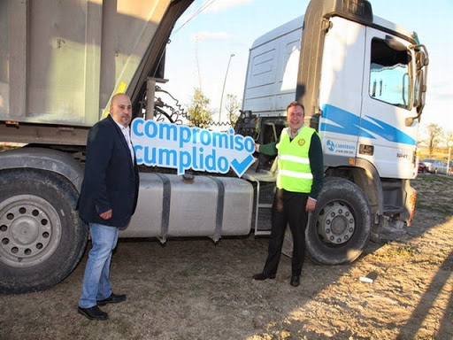 El alcalde Juan Soler y el presidente de ATG ponen la primera piedra del estacionamiento vigilado para camiones