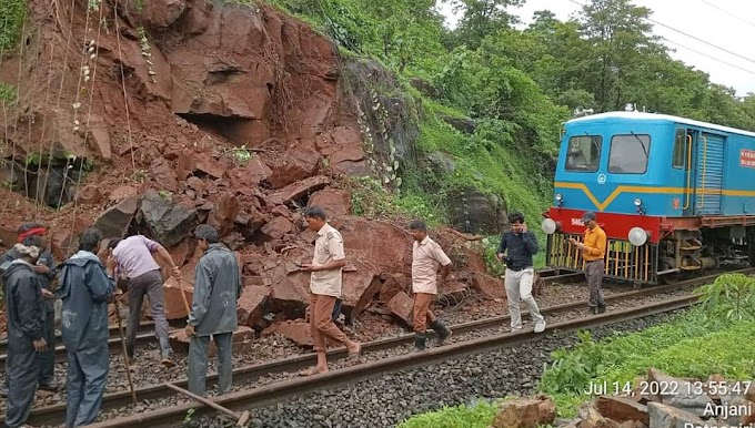 कोकण रेल्वे मार्गावरील वाहतूक विस्कळीत, चिपळूण-अंजनी दरम्यान रेल्वे रुळावर दरड कोसळली