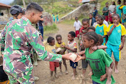 Satgas Yonif Raider 321/GT/13/1 Kostrad Berbagi Makanan Kepada Warga di Pedalaman Papua