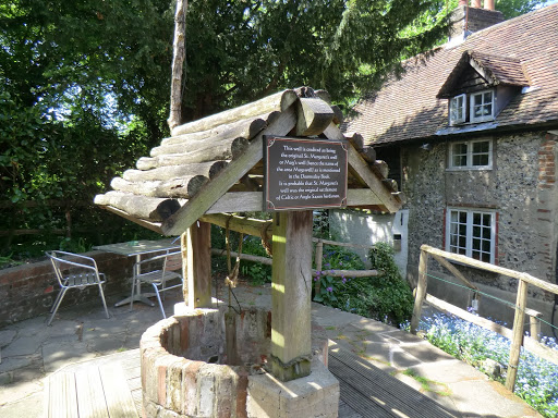 CIMG6754 St Margaret's Well, the Well House Inn