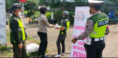 Peduli Warga Terdampak PPKM Level 2, Polres Banjarnegara Gelar Bakti Sosial