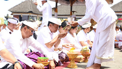 Tari Rejang Iringi Bhakti Penganyar Pemkab Buleleng di Pura Agung Besakih