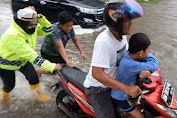 Ditengah Hujan dan Banjir, Kasat Lantas Polres Dumai Dorong Motor